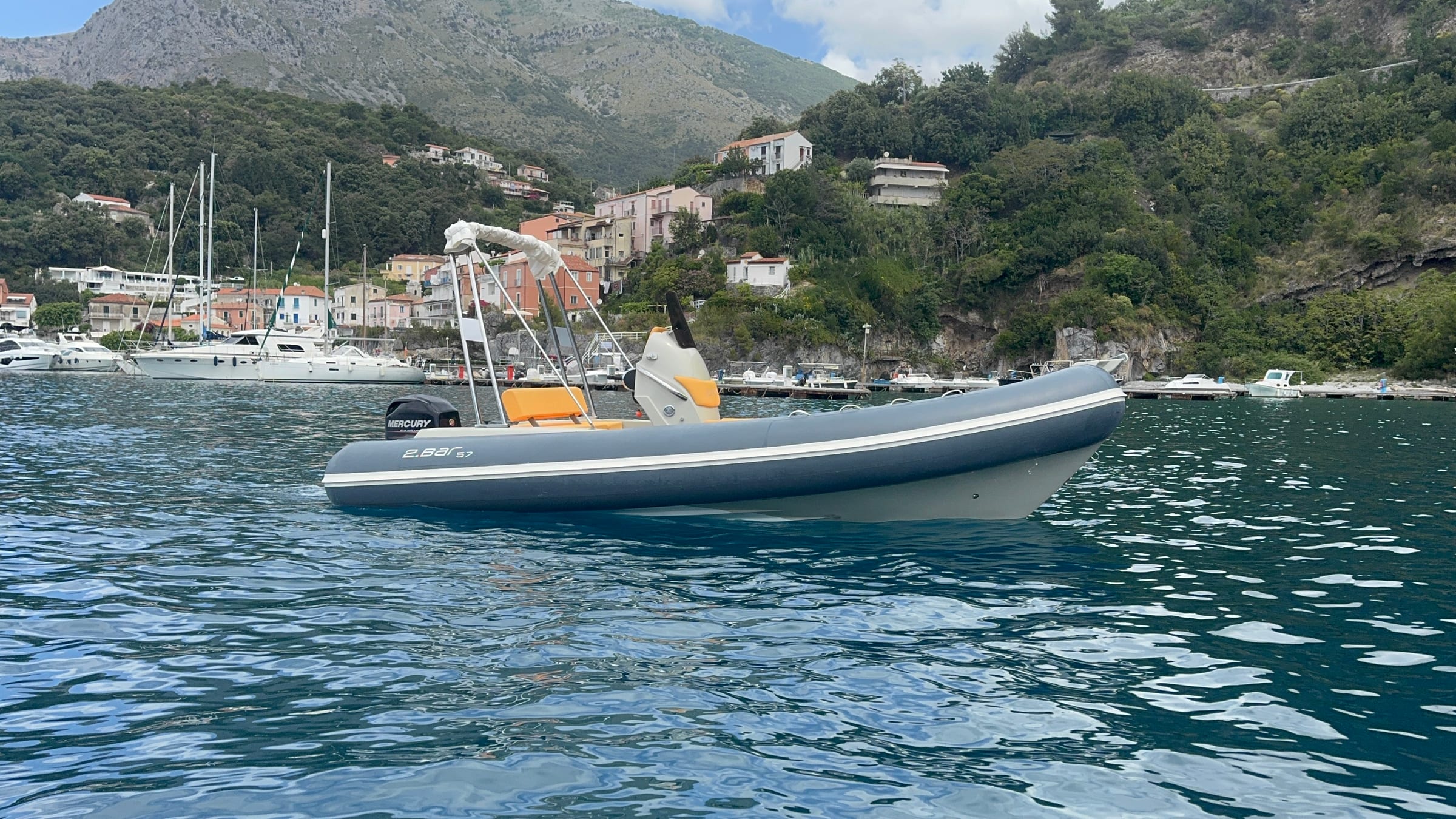 2BAR 57 in navigazione con skipper a bordo