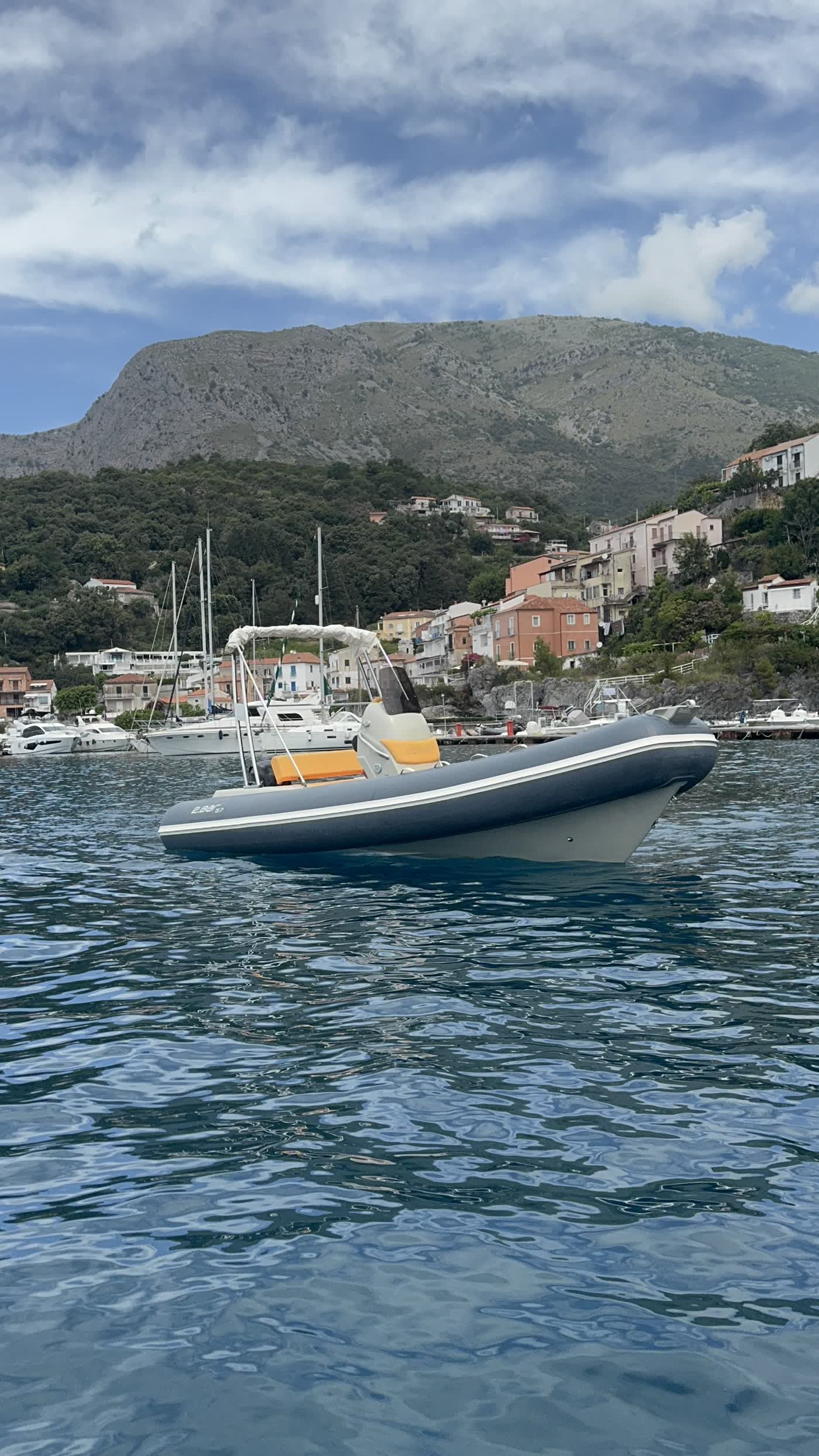 2BAR 57 ormeggiata nel Porto di Maratea, vista d'insieme con T-top, sedute e console