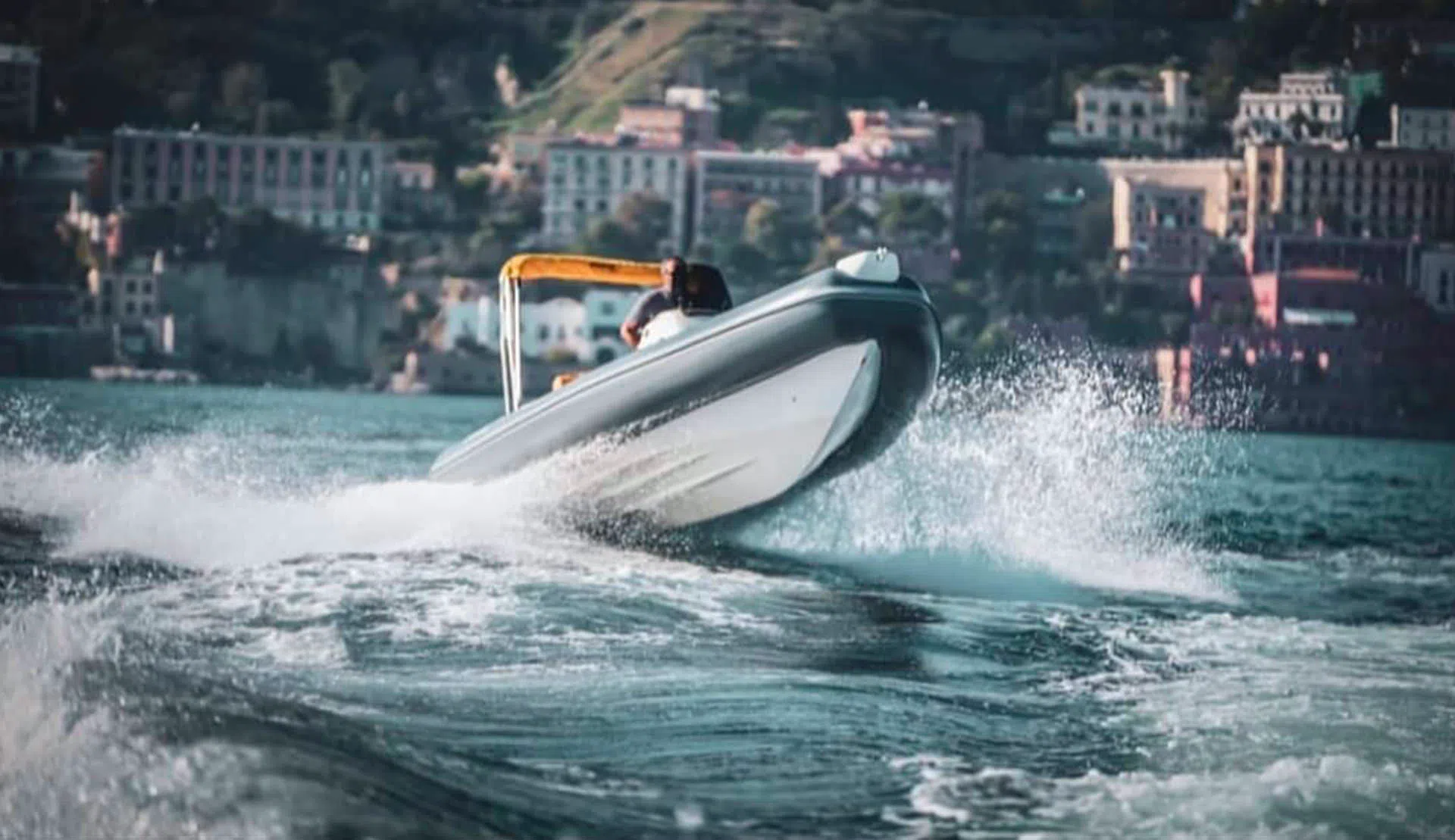 2BAR 57 in navigazione di profilo, costa di Maratea sullo sfondo