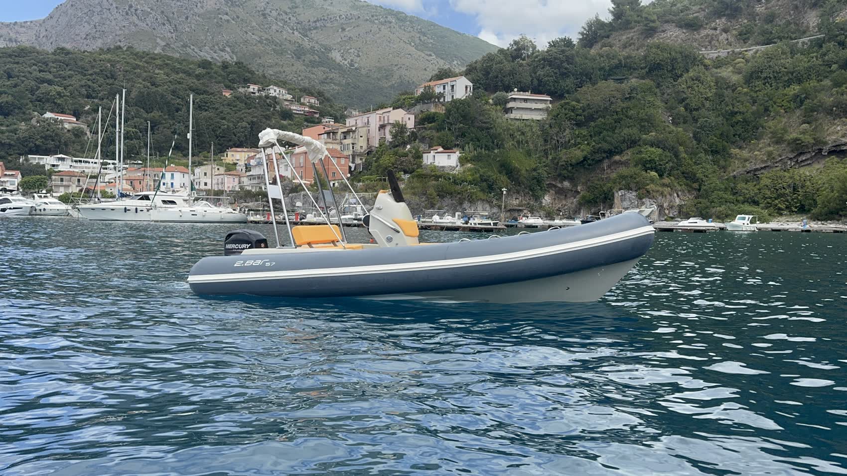 2BAR 57 ormeggiata nel Porto di Maratea, vista di profilo con il fuoribordo Mercury