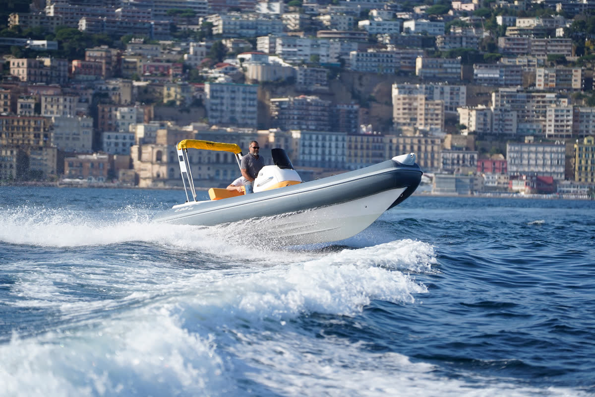 2BAR 57 in navigazione di profilo, costa di Maratea sullo sfondo