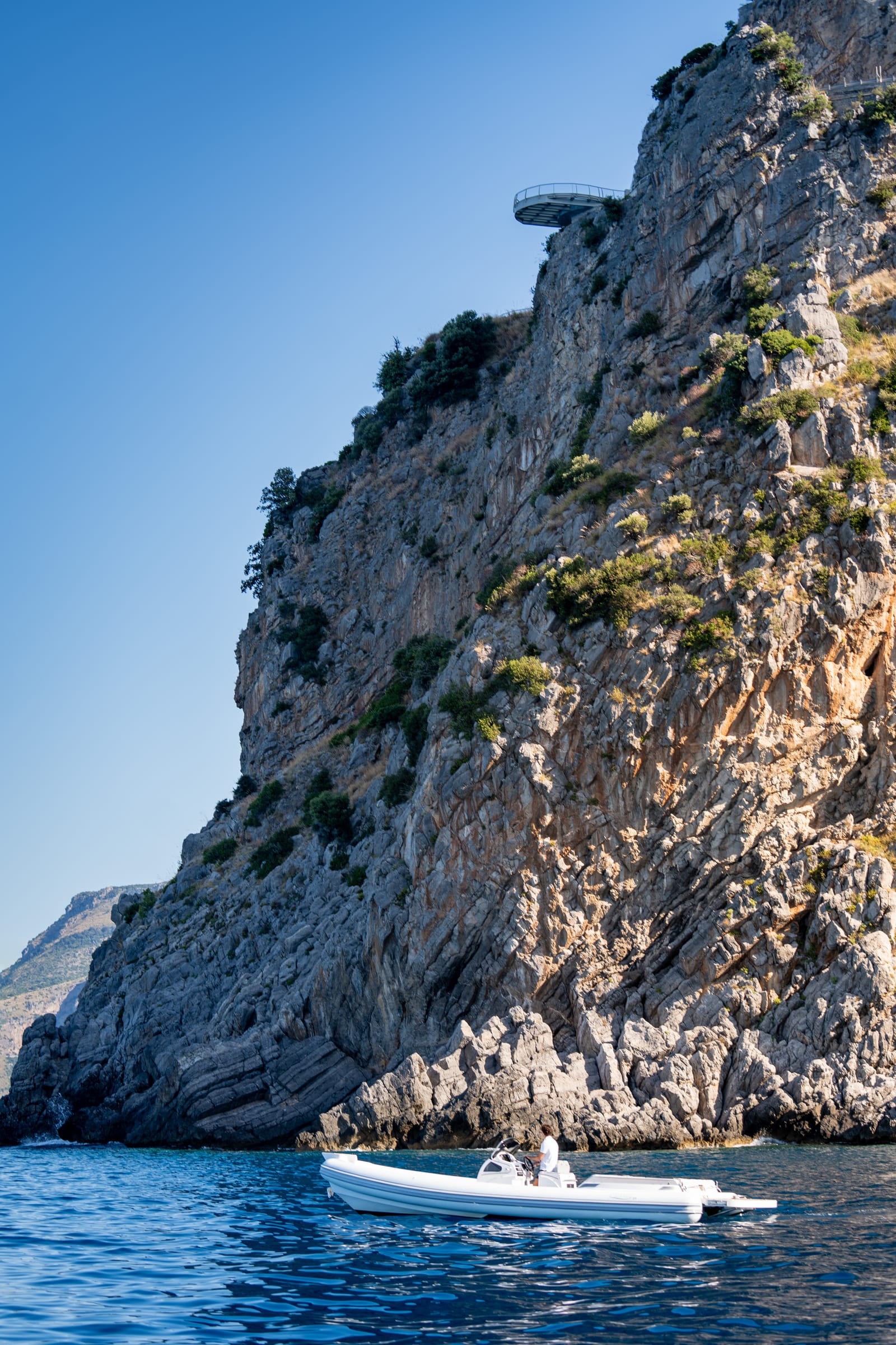 Falesia a picco sul mare, NOAH 29 alla base
