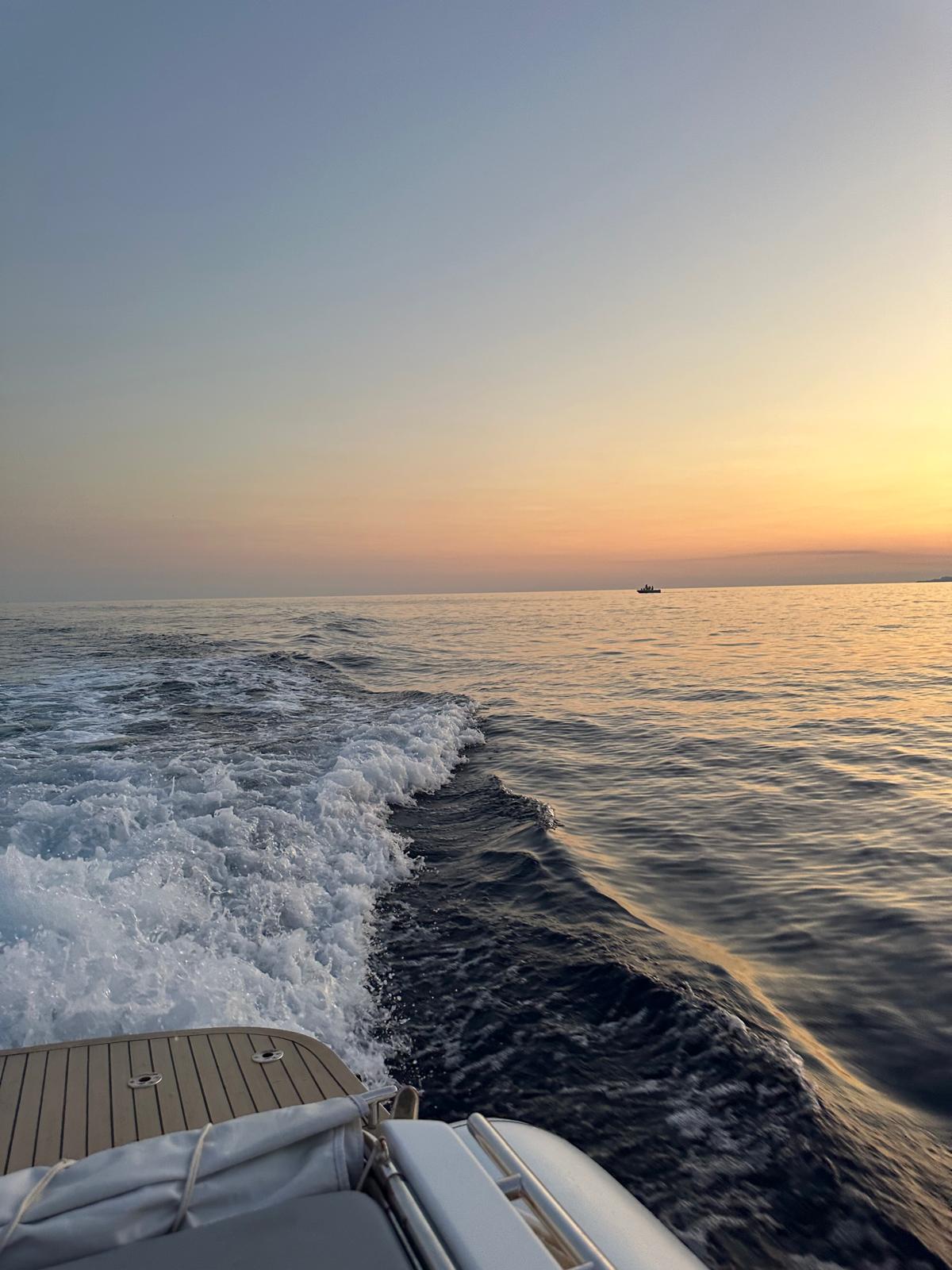 Scia della NOAH 29 al tramonto, riflessi dorati sul mare
